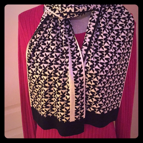 ONLY 1! MICHAEL Michael Kors Logo Scarf - Picture 6 of 8